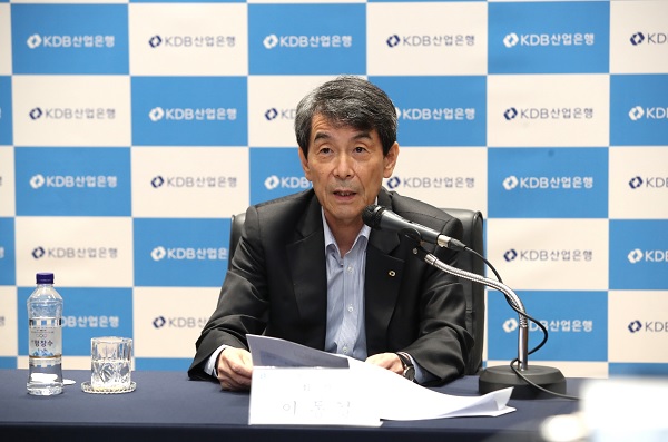 이동걸 산업은행 회장이 지난 16일 대한항공·아시아나항공 통합 관련 온라인 브리핑에서 모두발언을 하고 있다. (사진=산업은행)