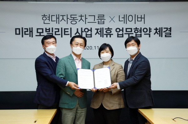 네이버와 현대차그룹은 지난 27일 성남시에 위치한 네이버 그린팩토리에서 한성숙 네이버 대표(오른쪽에서부터 두 번째) 및 현대·기아차 전략기술본부 지영조 사장(왼쪽에서부터 두 번째)을 비롯한 두 회사 관계자들이 참석한 가운데, 모빌리티 분야 협력을 위한 MOU를 체결했다. (사진=네이버)