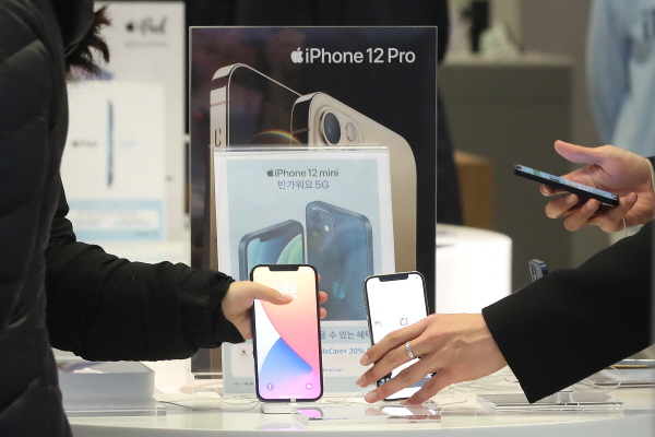아이폰12 미니와 프로 맥스가 국내 정식 출시한 지난 20일 서울 중구 프리스비 명동점에서 고객들이 아이폰12 시리즈 기기들을 체험하고 있다. (사진=연합뉴스)