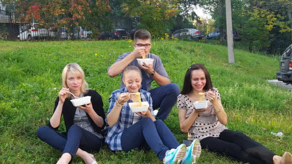 야외에서 도시락을 먹고있는 러시아인들 (사진=팔도)