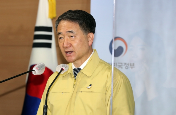 중앙재난안전대책본부 1차장인 박능후 보건복지부 장관이 6일 오후 정부서울청사 브리핑실에서 신종 코로나바이러스 감염증(코로나19) 중대본 회의 결과 브리핑을 하고 있다.(사진=연합뉴스)