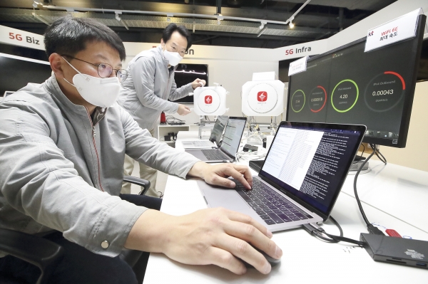서울 서초구 KT연구개발센터에서 KT 연구원들이 차세대 와이파이 무선 공유기로 와이파이 6E 기술을 테스트하고 있다. (사진=KT)