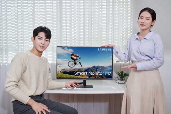 삼성전자 모델이 신제품 스마트 모니터(모델명 : S32AM70)를 소개하고 있다. (사진=삼성전자)