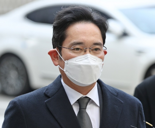 이재용 삼성전자 부회장이 7일 오후 서울 서초구 서울고등법원에서 열리는 '국정농단' 사건 파기환송심 속행 공판에 출석하기 위해 법정으로 향하고 있다.(사진=연합뉴스)