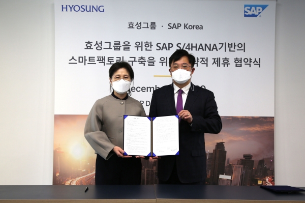 탁정미 효성ITX 상무(왼쪽)와 김범재 SAP_코리아 부사장이 8일 경기도 판교시에 위치한 SAP 디자인 앱 하우스에서 효성그룹의 차세대 스마트 팩토리 솔루션 구축을 위한 MOU를 체결한 뒤 기념촬영을 하고 있다. (사진=효성)