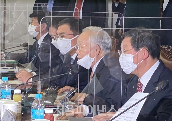 손경식 한국경제인총협회 회장(오른쪽 두번째)이 14일 경총회관에서 열린 '공정경제 3법 관련 당·경제계 정책간담회'에서 발언하고 있다. (사진=오세정 기자)