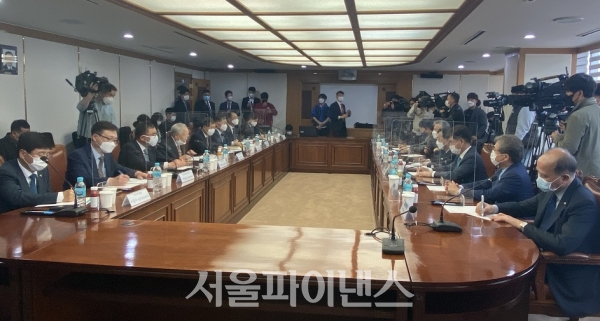 14일 경총회관에서 열린 '공정경제 3법 관련 당·경제계 정책간담회'에서 참석자들이 의견을 나누고 있다. (사진=오세정 기자)<br>