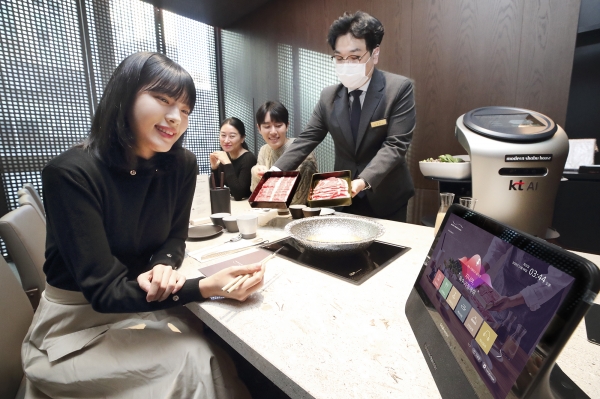 KT 모델이 '모던 샤브 하우스 광화문D타워점'에서 KT의 외식업계 디지털 혁신(DX) 시범 서비스를 체험하고 있다. (사진=KT)