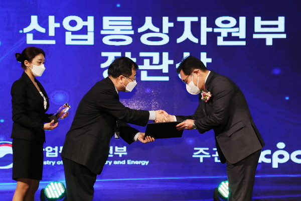 박진규 산업통상자원부 차관(사진 왼쪽)이 최윤성 HMM 경영전략실장에게 장관상을 수여하고 있다. (사진=HMM)