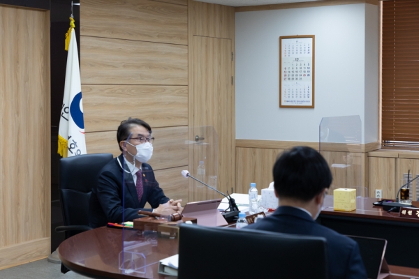 윤종인 개인정보보호위원회 위원장이 9일 서울 종로구에 위치한 정부서울청사 4층 대회의실에서 개최된 제8회 전체회의를 주재하고 있다. (사진=개인정보보호위원회)
