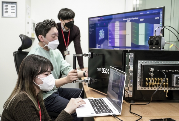 SK텔레콤 연구원들이 분당 기술원에서 네트워크 슬라이스 기술과 장비를 테스트하고 있다. (사진=SK텔레콤)