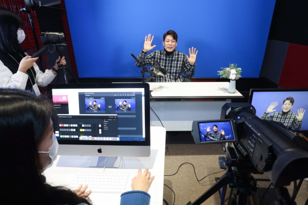U+Seer 라운지에서 U+배움마당에 업로드 될 학습콘텐츠를 촬영하고 있는 모습. (사진=LG유플러스)