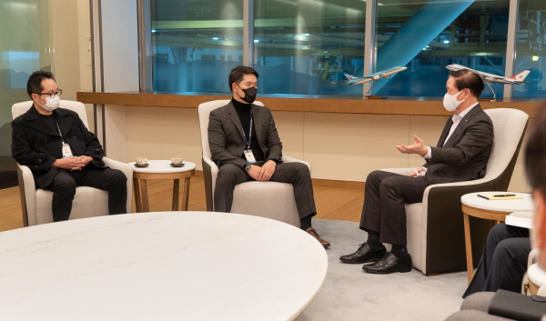 우기홍 대한항공 사장이 최현 대한항공 조종사노조 위원장과 대화하고 있다. (사진=대한항공)