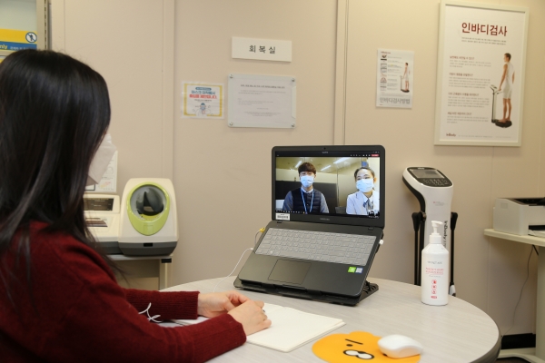 대림산업 사옥 의무실에서 화상 시스템을 통해 서울대병원 관계자들과 원격진료 시스템을 시연 중이다. (사진= 대림산업)