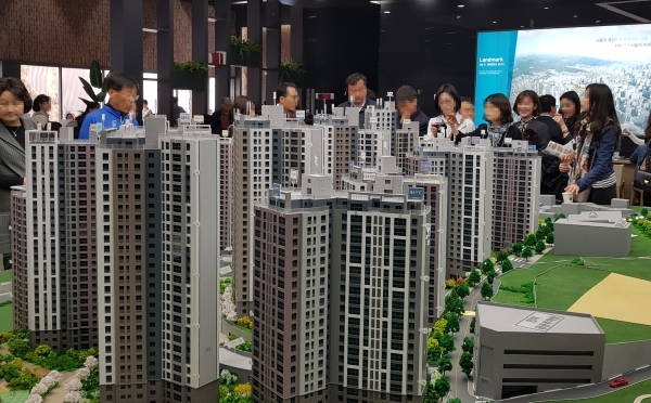 서울의 한 신규 아파트 견본주택에서 단지 모형을 둘러보고 있는 내방객들. (사진=이진희 기자)