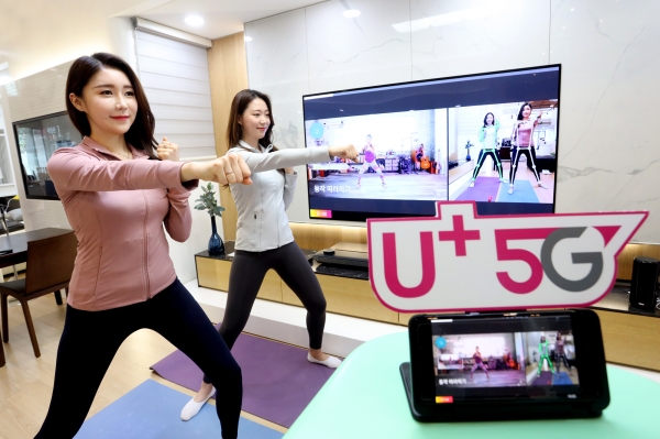 LG유플러스는 카카오 VX와 공동으로 제공하는 홈트레이닝 전문 서비스 '스마트홈트'의 지난달 기준 누적 가입자수가 전년 대비 12배 증가했다고 15일 밝혔다. (사진=LG유플러스)