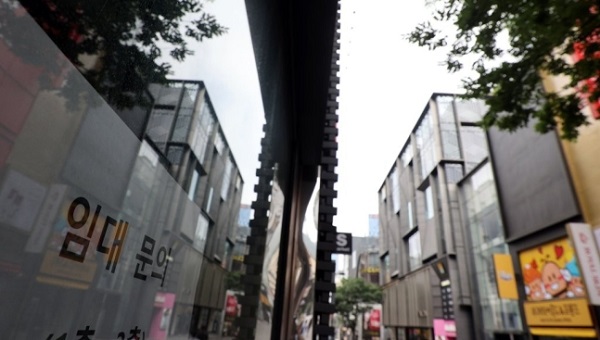 올해 상반기 자영업자 대출 증가폭이 지난해 연간치를 넘어선 것으로 나타났다. 서울 중구 명동 거리의 건물 앞에 임대 문의 안내문이 부착돼 있다. (사진=연합뉴스)