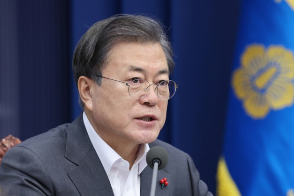 문재인 대통령이 15일 오전 청와대에서 영상 국무회의를 주재하고 있다. (사진=연합뉴스)