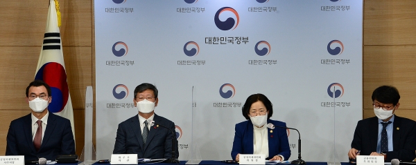 (왼쪽부터) 신봉삼 공정위 사무처장, 이용구 법무부 차관, 조성욱 공정위 위원장, 도규상 금융위 부위원장이 공정경제 3법 합동브리핑에 참석해 질문에 답변하고 있다. (사진=공정거래위원회)