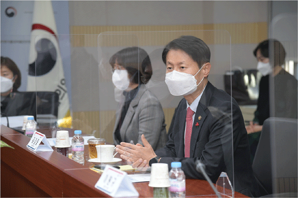 김강립 식품의약품안전처장이 15일 서울 양천구 목동 서울지방식품의약품안전청에서 체외진단 관련 3개 협회와 코로나19 신속항원진단시약 개발 지원방안 등을 논의하고 있다. (사진=식품의약품안전처) 