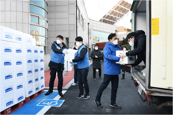 KT&G 임직원 봉사단이 서울특별시립은평노인종합복지관에서 '2020 사랑의 김장 나눔' 봉사활동을 벌이고 있다. (사진=KT&G)