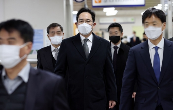 이재용 삼성전자 부회장이 7일 오후 서초동 서울고등법원에서 열리는 '국정농단' 사건 파기환송심 속행 공판에 출석하기 위해 법정으로 향하고 있다. (사진=연합뉴스)