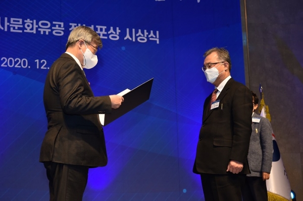 나이스엔지니어링(주) 조희길 대표이사가 고용노동부 주관 노사문화유공 포장을 수훈했다. 사진은 18일 오후 3시 서울 양재동 엘타워에서 열린 시상식에서 이재갑 고용노동부 장관(사진 왼쪽)이 조희길 대표이사에게 포상하는 모습. (사진=청호그룹)