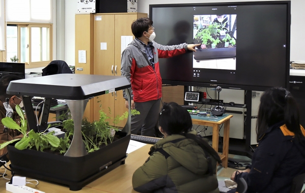 스마트팜 교육 프로그램에 참여하고 있는 학생들의 모습. (사진=SK텔레콤)
