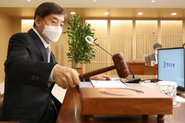 이주열 한국은행 총재가 26일 오전 서울 중구 한국은행에서 열린 금융통화위원회 본회의에서 회의를 주재하며 의사봉을 두드리고 있다. (사진=한국은행)