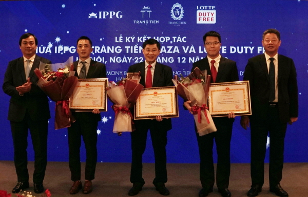 22일 베트남 하노이 짱띠엔플라자에서 (왼쪽에서 두번째)박석원 롯데면세점 베트남 법인장과 (가운데)조나단 하잉 응웬 IPP그룹 회장, (오른쪽에서 첫번째)응웬 마잉 꿴 하노이인민위원회 부위원장이 기념 촬영을 하고 있다. (사진=롯데면세점)