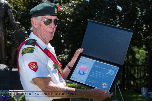 지난 6월 캐나다 오타와에서 열린 참전기념비 행사에서 주 캐나다 한국대사가 행사에 참석한 참전용사들에게 감사패를 전달했다. (사진=RICHARD LAWRENCE PHOTOGRAPHY)