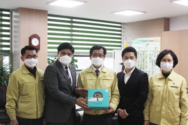 청호나이스 작은사랑 실천운동본부 조완국 본부장(왼쪽 두번째)와 진천군 보건소 김민기 소장(왼쪽 세번째) (사진=청호나이스)