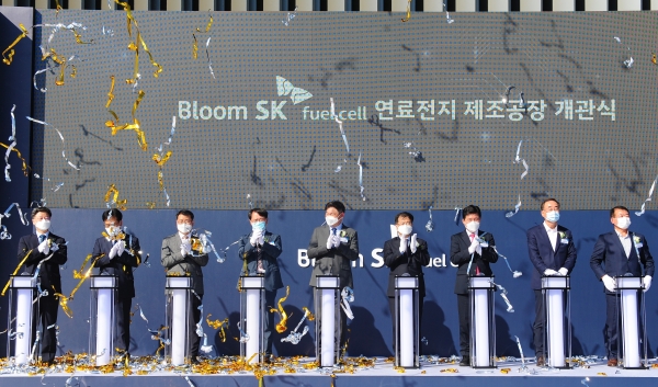 블룸SK퓨얼셀 제조공장 개관식 모습. 사진은 안재현 SK건설 사장(왼쪽 다섯번째), 강경성 산업통상자원부 산업정책실장(왼쪽 여섯번째), 구자근(경북 구미갑) 국회의원(왼쪽 일곱번째), 장세용 구미시장(왼쪽 여덟번째)이 블룸SK퓨얼셀 제조공장 개관을 축하하는 터치버튼 세레모니를 하는 모습. (사진=SK건설)