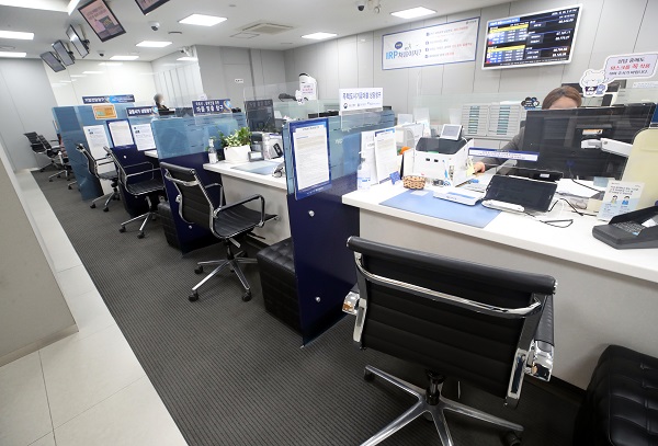 서울의 신한은행 한 지점 창구. (사진=연합뉴스)