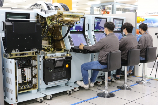 한화시스템이 개발한 ‘차기 호위함 배치-Ⅱ’ 전투체계 시험공정 진행 모습. (사진=한화시스템)