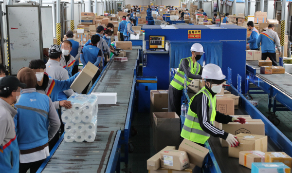 택배기사들이 분류작업을 하고 있다. (사진=연합뉴스)