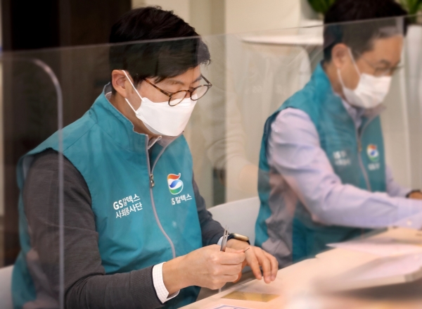 허세홍 GS칼텍스 대표가 점자학습교구를 제작하고 있다. (사진=GS칼텍스)