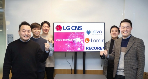 LG CNS 스타트업 몬스터에 선정된 팀이 기념촬영하고 있다. (왼쪽부터)박범진 리코어 공동 창업자, 강지홍 로민 대표, 최우용 LOVO 대표, 이승건 LOVO 이사, 최병록 리코어 대표. (사진=LG CNS)