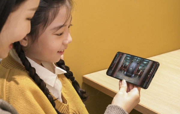 SK텔레콤 홍보모델이 '2020 제야의 종 VR관'을 관람하는 장면. (사진=SK텔레콤)