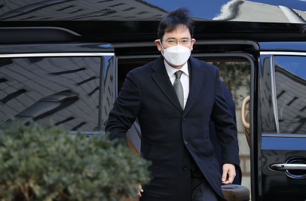 이재용 삼성전자 부회장이 30일 오후 서초구 서울고등법원에서 열리는 '국정농단' 사건 파기환송심 속행 공판에 출석하기 위해 차에서 내리고 있다. (사진=연합뉴스)