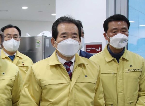 정세균 국무총리가 2020년 마지막 날 생활치료센터로 사용 중인 서울 성북구 고려대 기숙사인 '안암 인터내셔널 하우스'를 방문해 현황을 보고받고 있다. (사진=연합뉴스)