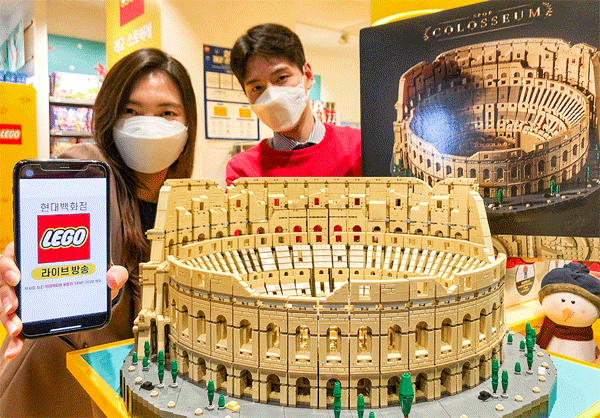 3일 오전 경기 부천시 현대백화점 중동점 유플렉스 지하 1층 레고 매장에서 직원들이 콜로세움을 소개하고 있다. (사진=현대백화점) 