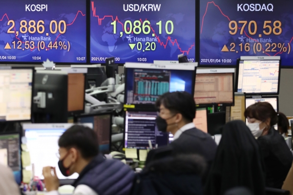 4일 서울 중구 하나은행 본점 딜링룸. (사진=연합뉴스)