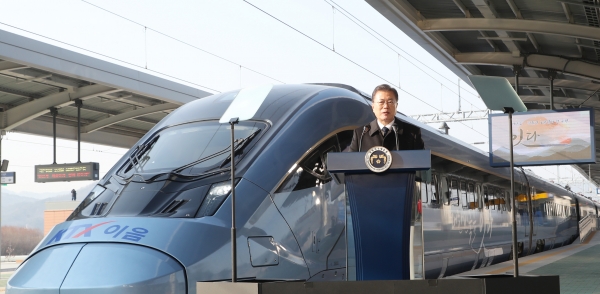 문재인 대통령이 4일 오전 강원 원주시 원주역사에서 열린 저탄소·친환경 고속열차인 KTX-이음 개통식에 참석해 인사말을 하고 있다. (사진=연합뉴스)