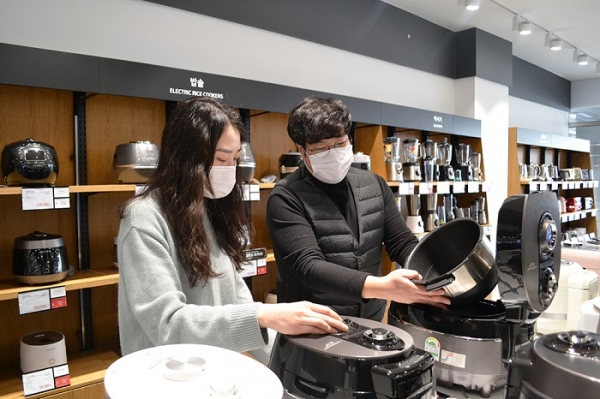 5일 전자랜드 파워센터 용산본점에서 고객들이 '원데이 세일' 행사 대상 품목을 살펴보고 있다. (사진=전자랜드)