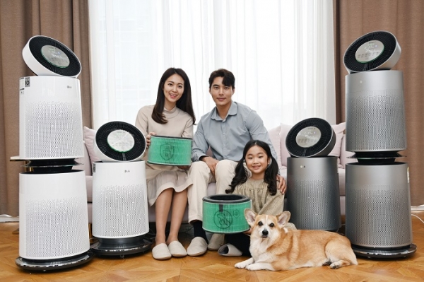 모델들이 신제품 LG 퓨리케어 360° 공기청정기 플러스(사진 왼쪽)와 LG 퓨리케어 360° 공기청정기 펫 플러스를 소개하고 있다. (사진=LG전자)