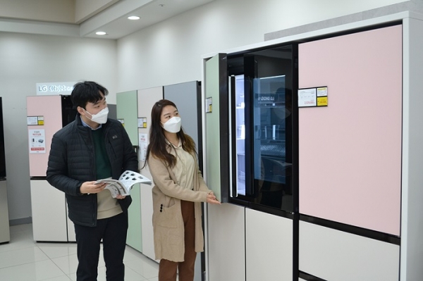 전자랜드 파워센터 용산본점에서 고객들이 냉장고를 살펴보고 있다. (사진=전자랜드)