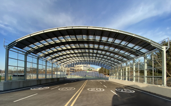 현대에너지솔루션 충북 음성공장 내 방음터널용 양면태양광 솔루션이 적용된 방음터널. (사진=현대에너지솔루션)