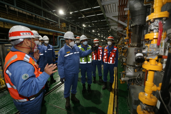 최정우 회장이 포항제철소를 방문해 안전을 강조하고 있다. (사진=포스코)