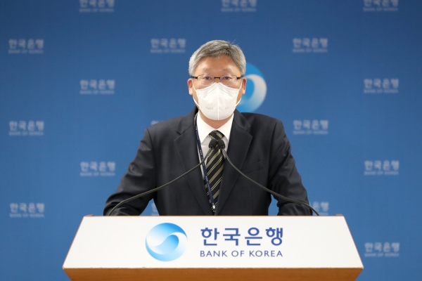 이성호 한국은행 경제통계국 금융통계부장이 8일 오전 서울 중구 한국은행에서 2020년 11월 국제수지(잠정)의 주요 특징을 설명하고 있다. (사진=한국은행)